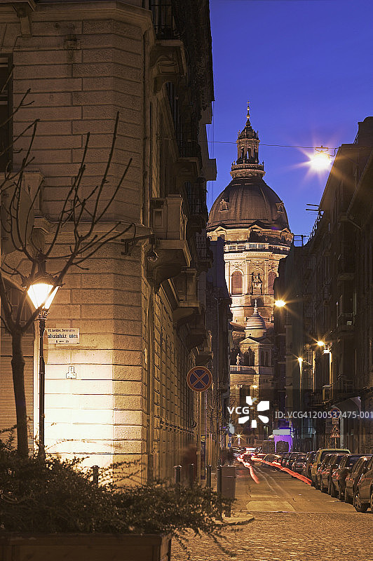 匈牙利，布达佩斯，圣斯蒂芬大教堂，黄昏图片素材