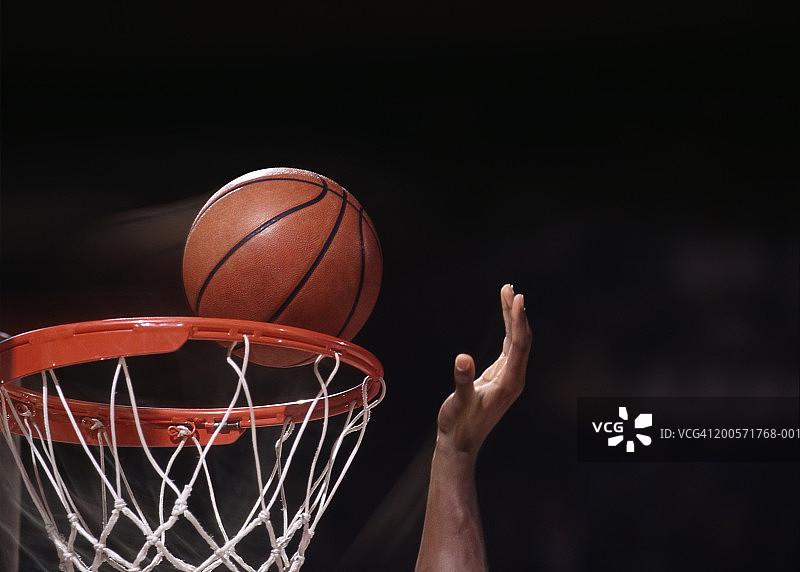 篮球运动员把球投进网里图片素材
