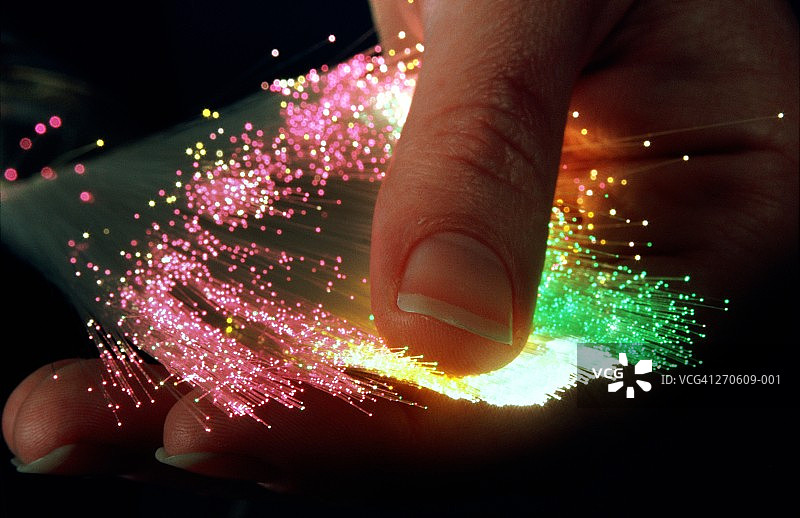 多色光学纤维在人的手的特写图片素材