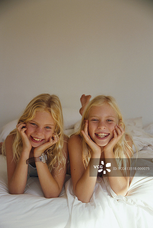 躺在床上的双胞胎姐妹图片素材