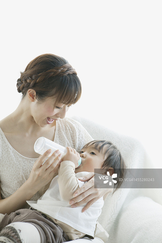 母亲给婴儿喂奶图片素材