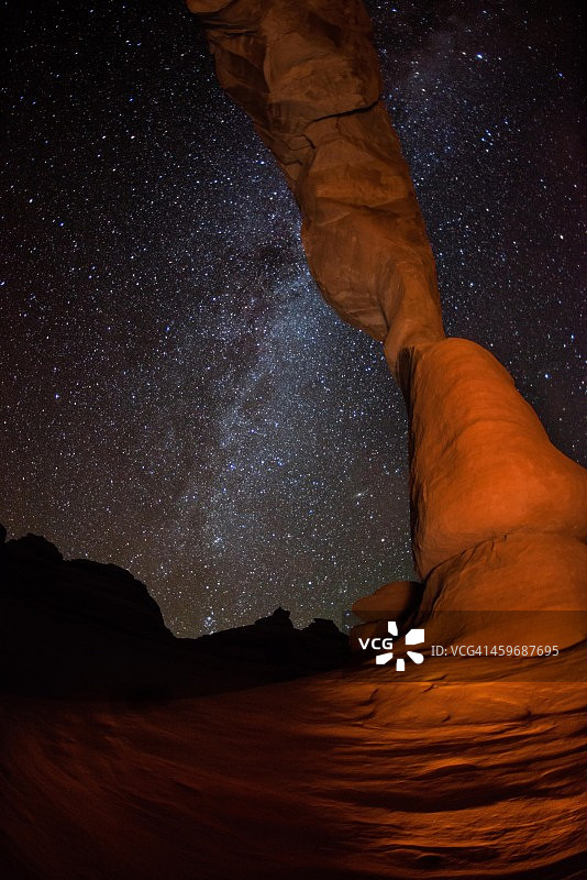 砂岩拱门与银河的天空相遇图片素材