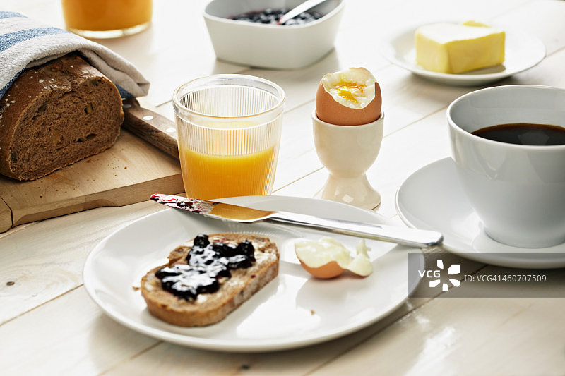 早餐有吐司、鸡蛋、咖啡和橙汁图片素材