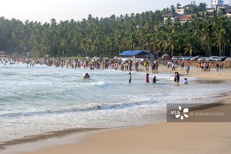 游客享受科瓦拉姆海滩图片素材