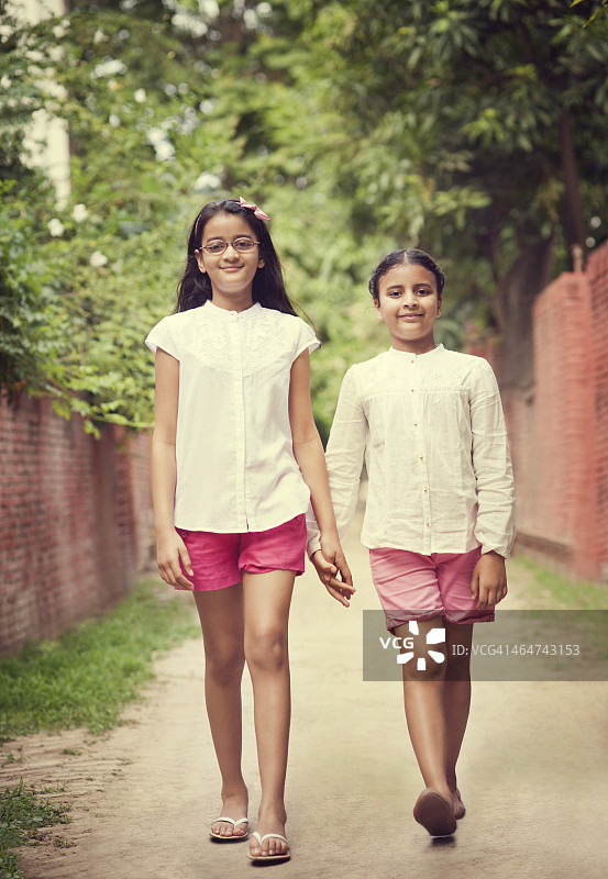 两个女孩在街上走的肖像图片素材