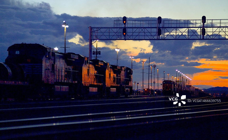 日落时分的货运列车图片素材