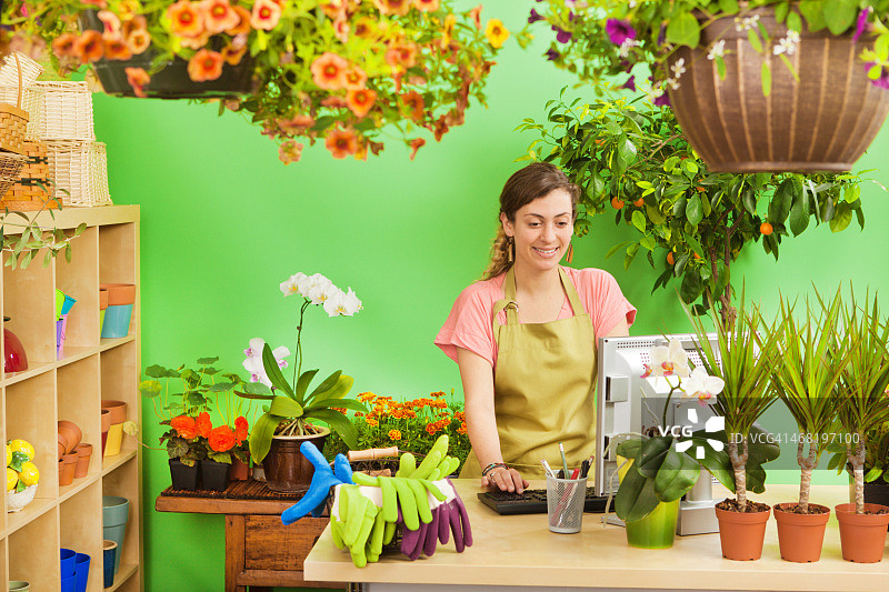 零售小型商业花园中心业主在她的花店图片素材