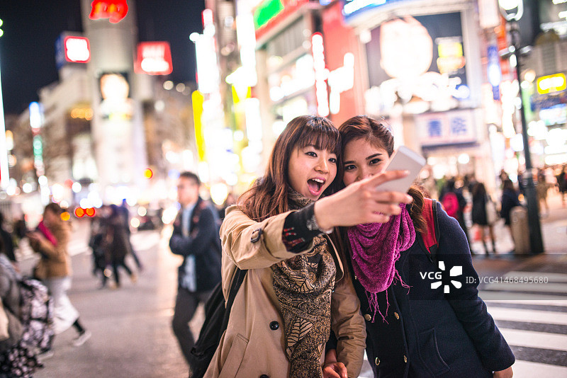 亚洲朋友晚上在东京一起自拍图片素材