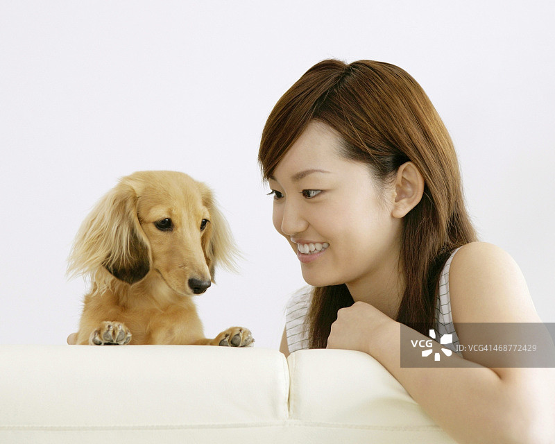 年轻女人和她的宠物狗图片素材