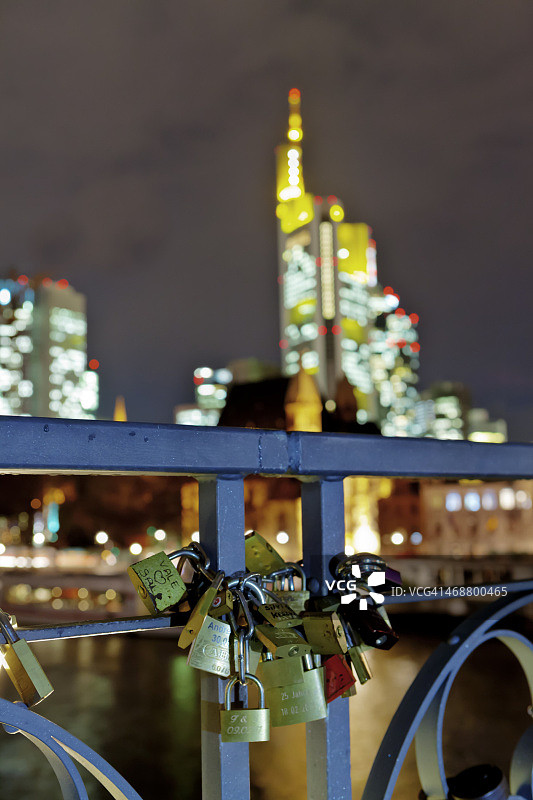 德国，黑塞，法兰克福，爱锁在人行桥的栏杆上图片素材