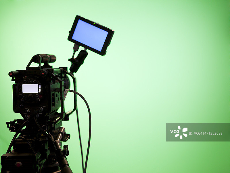 电视摄像机在绿幕背景上图片素材