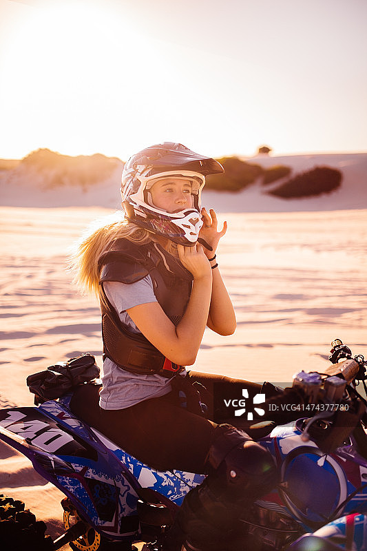 职业女性四轮摩托车车手图片素材
