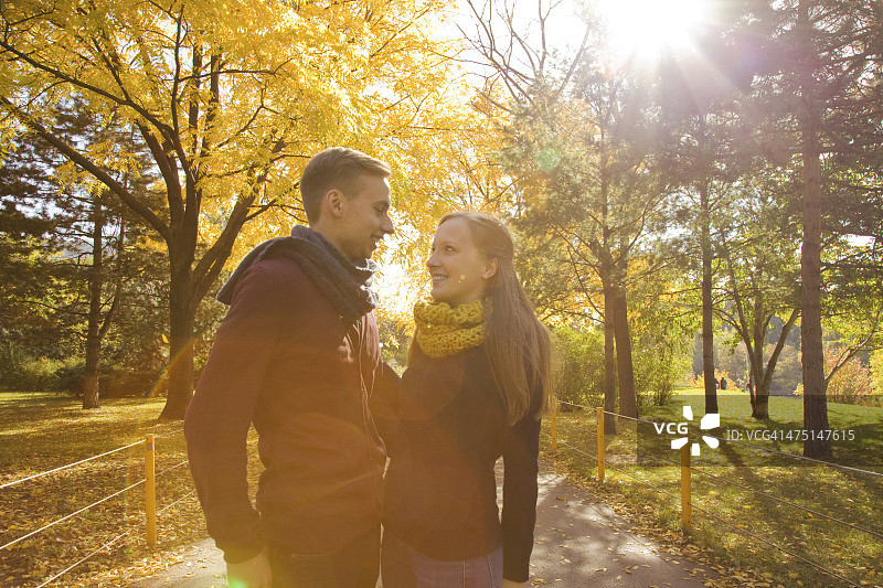 年轻浪漫的情侣在秋天公园，维也纳，奥地利图片素材