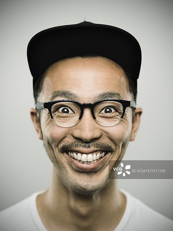 一个年轻的日本男人脸上带着大大的微笑图片素材