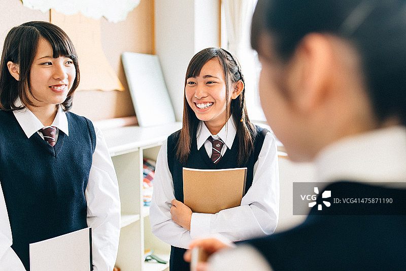 日本初中女学生在课间图片素材