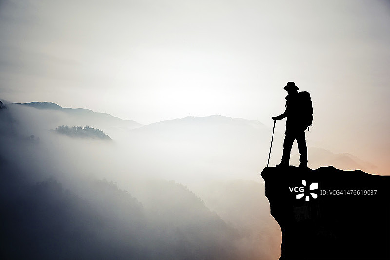 登山男子在山上的剪影图片素材