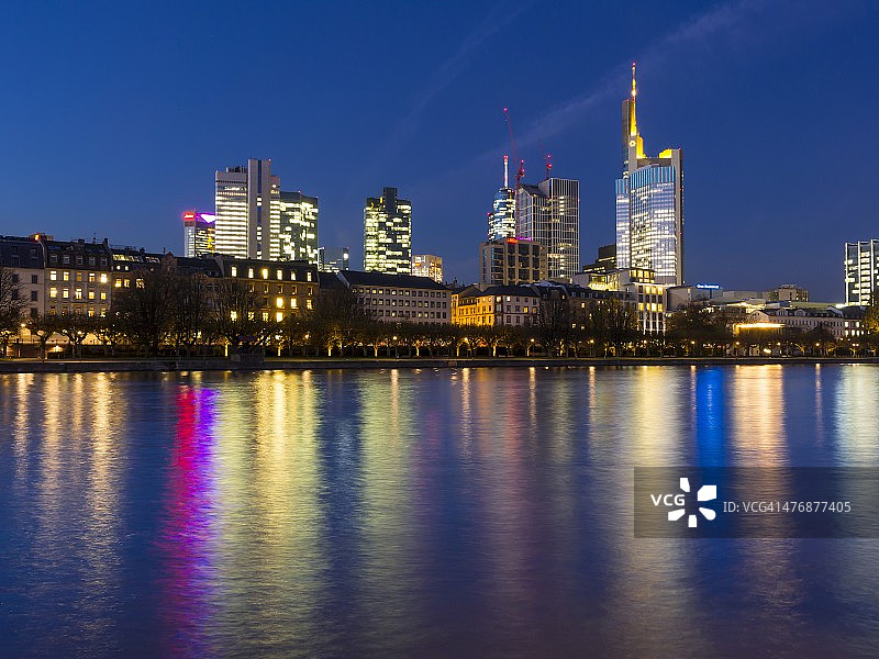 德国，黑塞，法兰克福，暮色中金融区的天际线图片素材