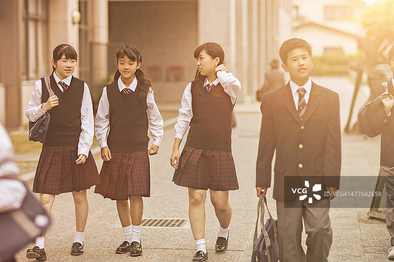 日本学生在校园里散步图片素材
