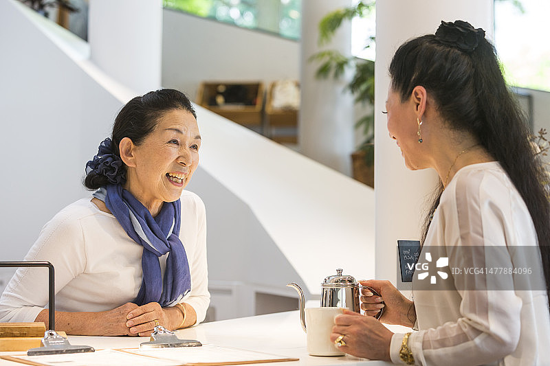 常州日本妇女在咖啡馆服务图片素材