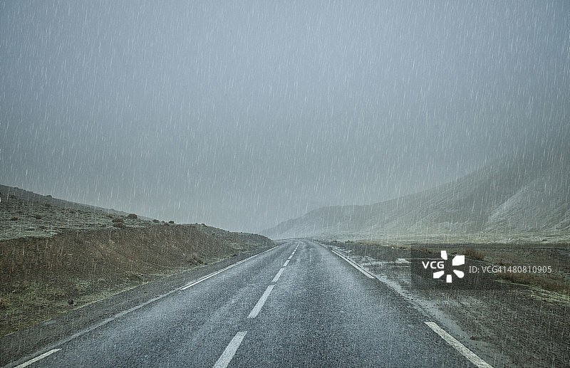 雨中的道路，阿特拉斯山脉，摩洛哥图片素材