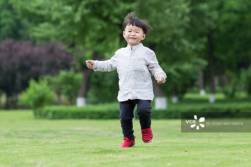 在草坪上奔跑，亚洲男孩图片素材
