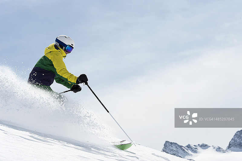年轻女子滑雪下坡，奥贝格尔，奥地利图片素材