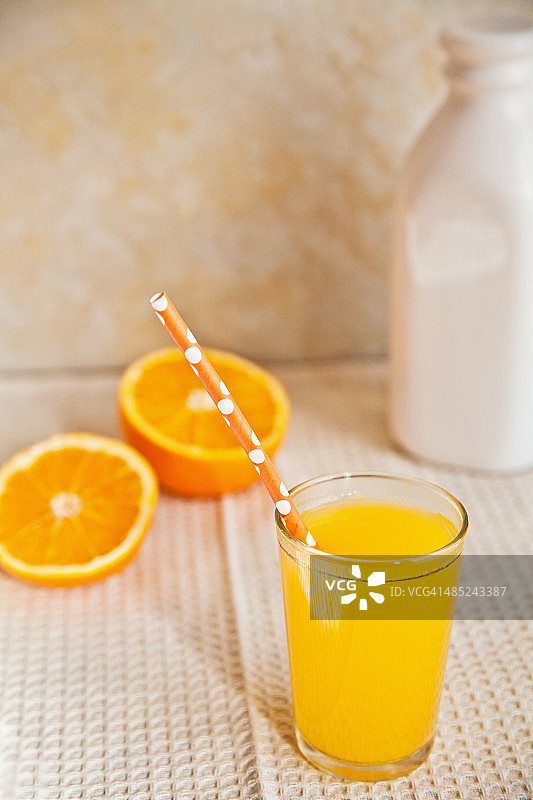 橙汁加橘子和牛奶图片素材