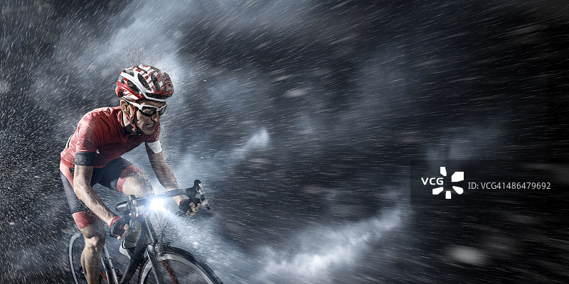暴风雨天空下的职业自行车手图片素材