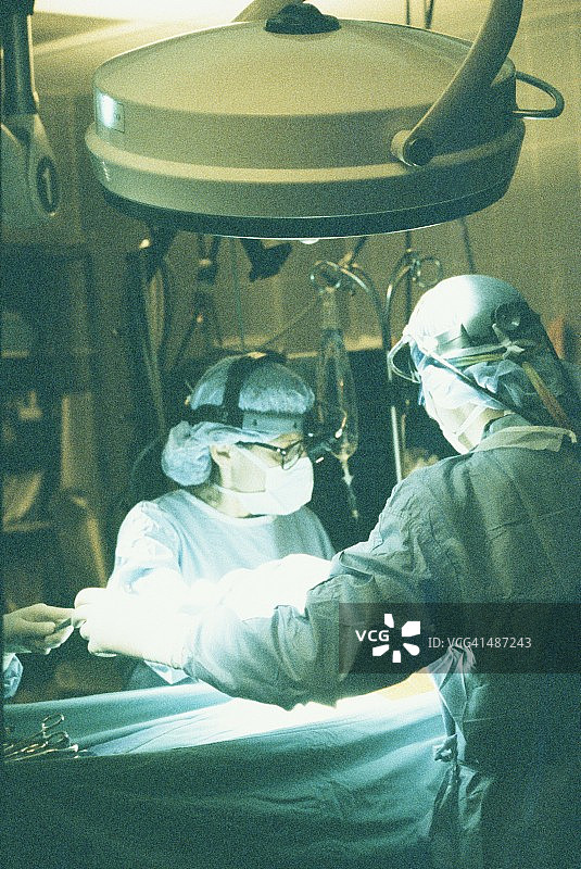 手术室的女外科医生图片素材