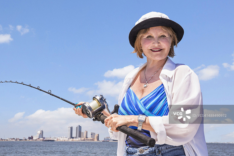系列:在大西洋城海岸一艘船上钓鱼的女人图片素材