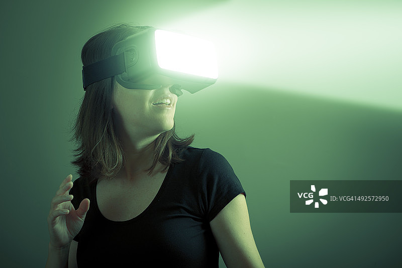 虚拟现实科幻概念与VR耳机图片素材
