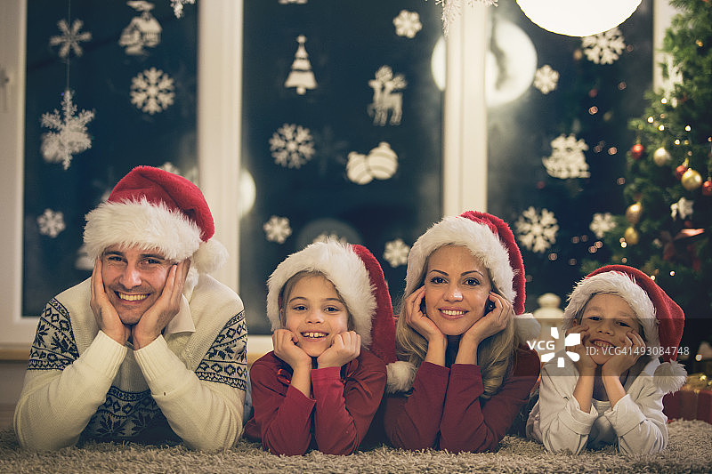 欢乐的四口之家在圣诞假期的肖像图片素材