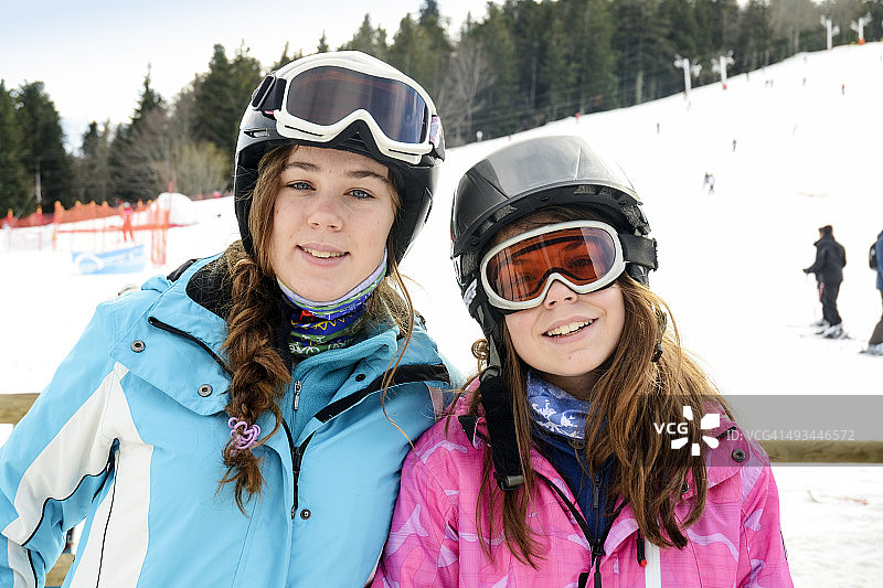 两个年轻的滑雪女运动员在嘘嘘图片素材
