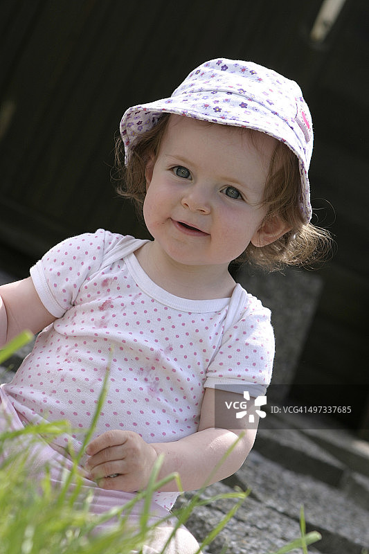 幼儿在户外戴太阳帽图片素材