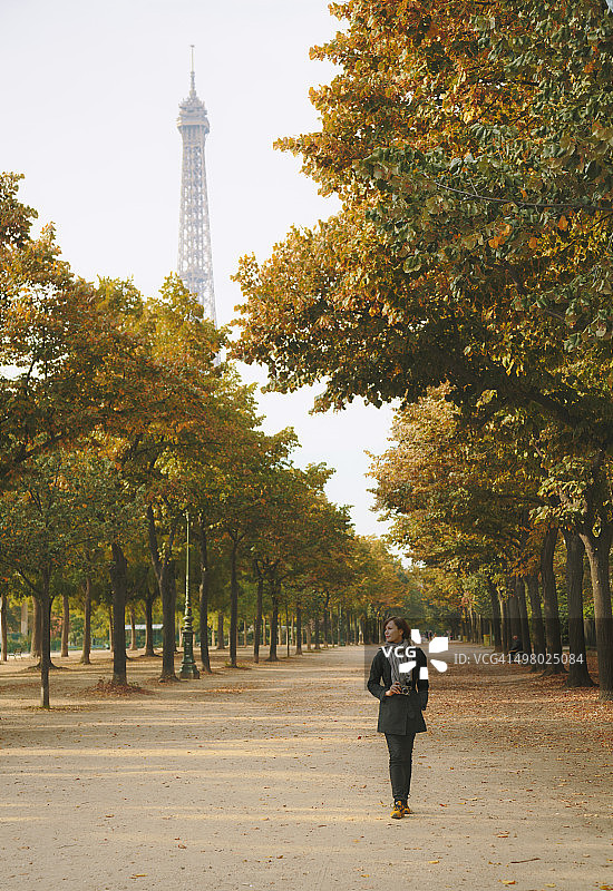 巴黎战神广场，带着相机的女人。图片素材