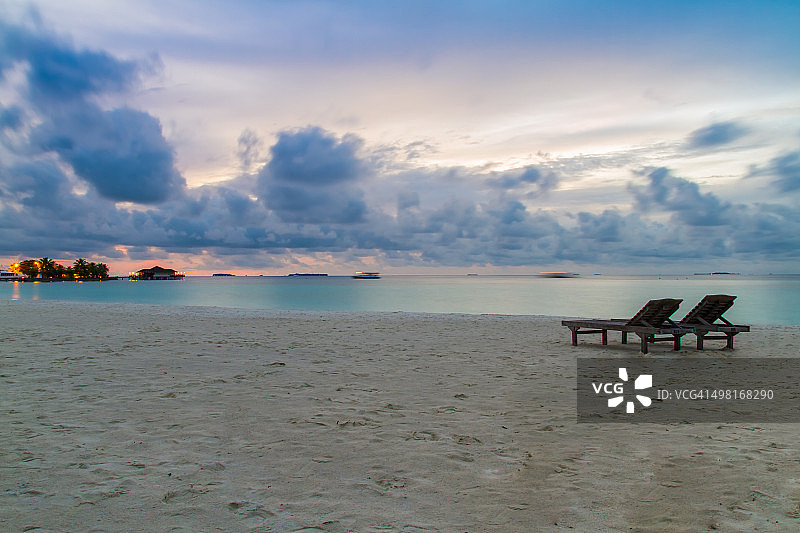 日光浴床和云层，热带海滩背景图片素材