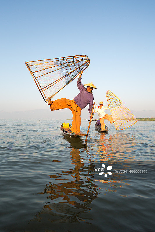 两名因塔渔民在缅甸因莱湖钓鱼图片素材