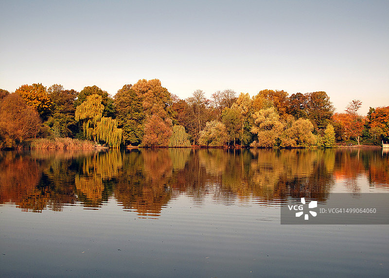 湖面上秋树的倒影图片素材