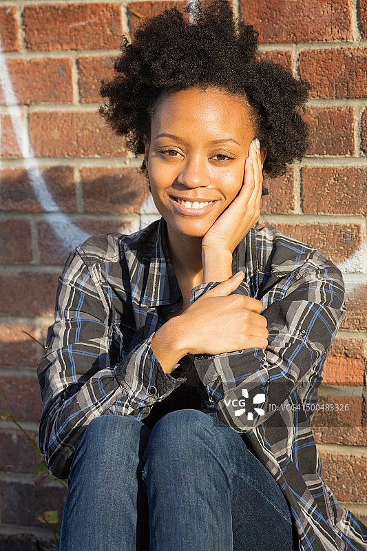 甜美年轻的美国黑人妇女肖像坐图片素材