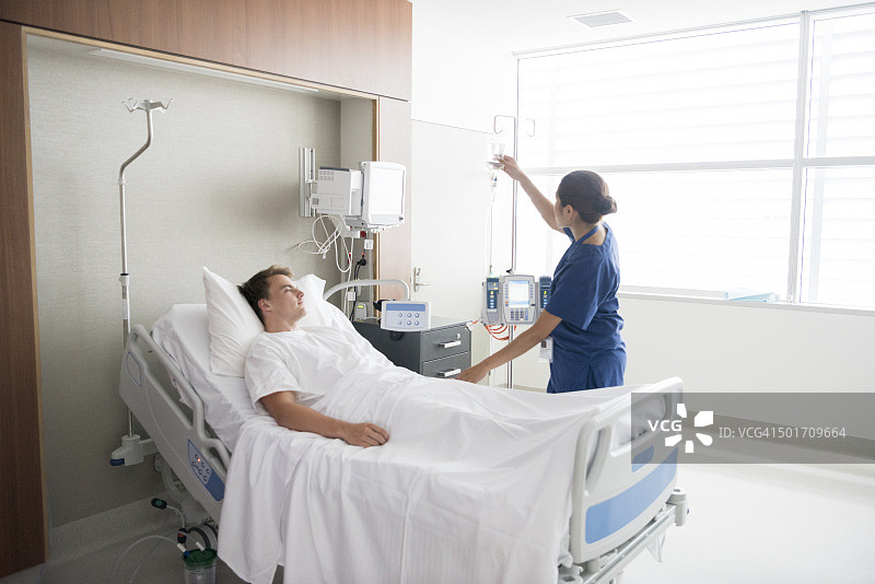 女护士照顾病床上的男病人图片素材