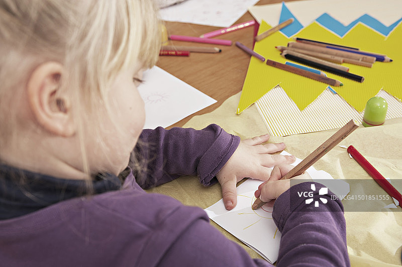 德国巴伐利亚Kottgeisering幼儿园的小女孩在画画图片素材