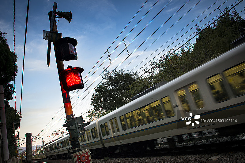 岚山的十字路口灯和标志在火车经过时被激活图片素材
