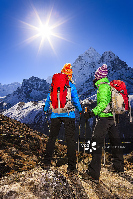 在喜马拉雅山、珠穆朗玛峰国家公园徒步旅行的年轻女性图片素材