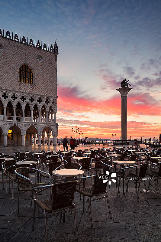 日出时的总督宫和圣马可广场，意大利威尼斯图片素材