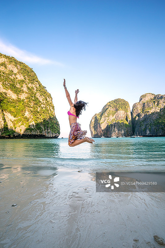 在著名的玛雅海滩上跳的女人，科皮皮，泰国图片素材