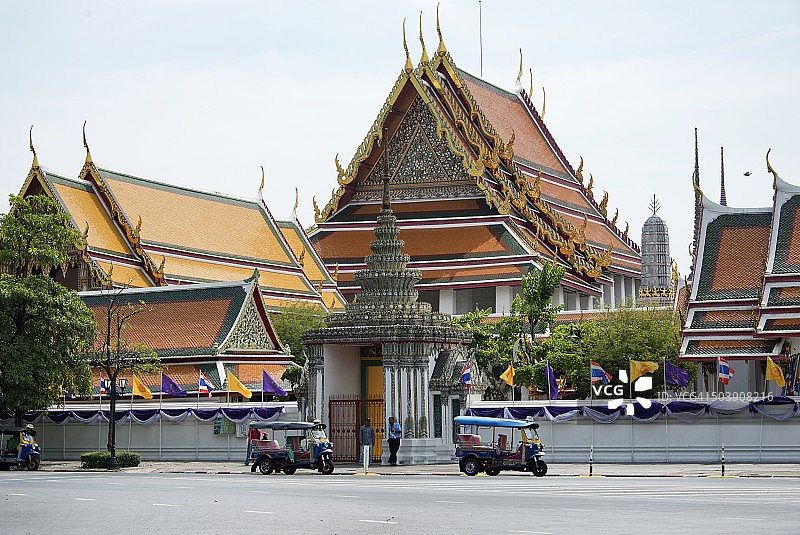嘟嘟车在曼谷大皇宫附近等待游客图片素材