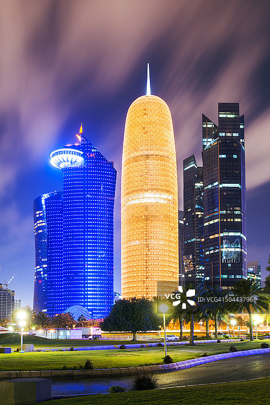 中东卡塔尔，多哈市中心夜间灯火通明图片素材