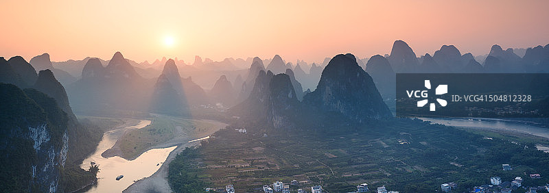 中国漓江和喀斯特山脉的全景日落图片素材