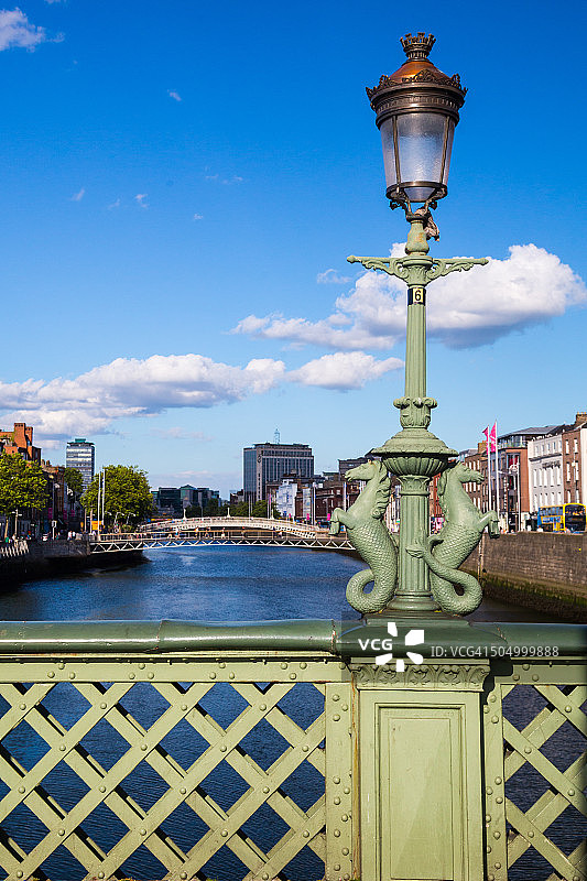 爱尔兰都柏林市的格拉坦桥图片素材