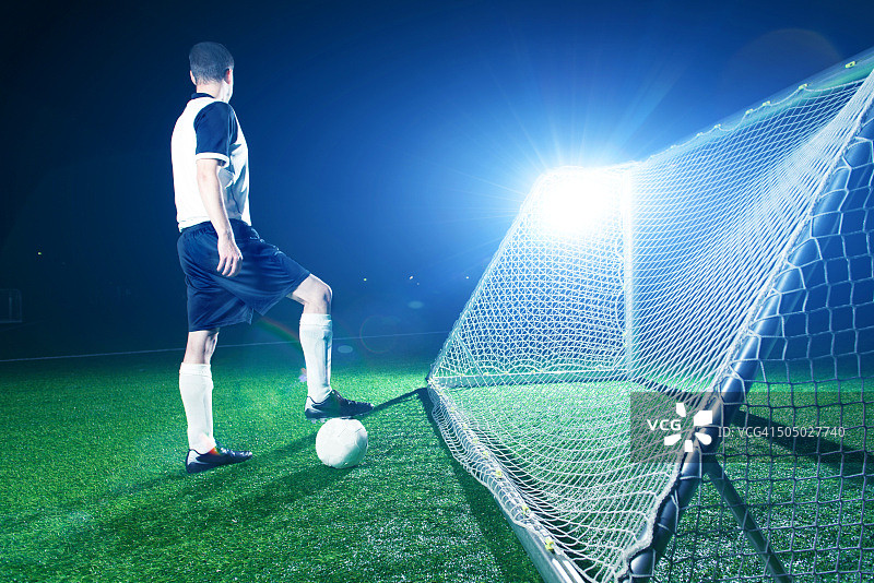 足球运动员站在场地上准备开球图片素材